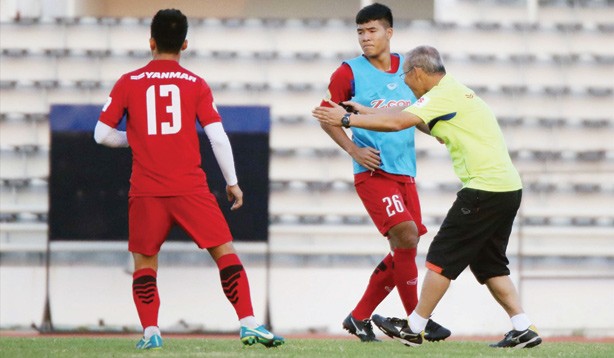 HLV Park Hang Seo uốn nắn cho các tuyển thủ U23 Việt Nam trong buổi tập trước trận đấu với U23 Uzbekistan. Ảnh: Đoàn Nhật.