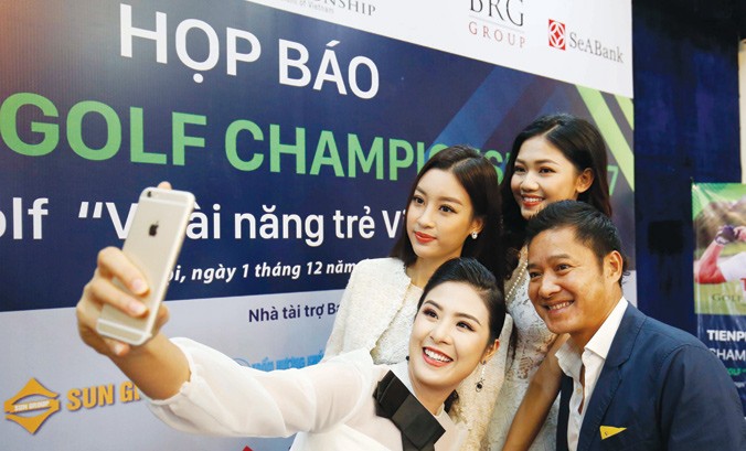Các hoa hậu, á hậu Việt Nam hào hứng chụp ảnh cùng đại sứ của giải, cựu danh thủ Nguyễn Hồng Sơn. Ảnh: Như Ý.
