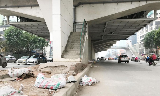 Nhà ga đặt tại 104 Trần Phú (Hà Đông) xảy ra tình trạng tập kết phế thải xây dựng, đường dẫn đang bị bong tróc nghiêm trọng. Ảnh: Hà Thành.