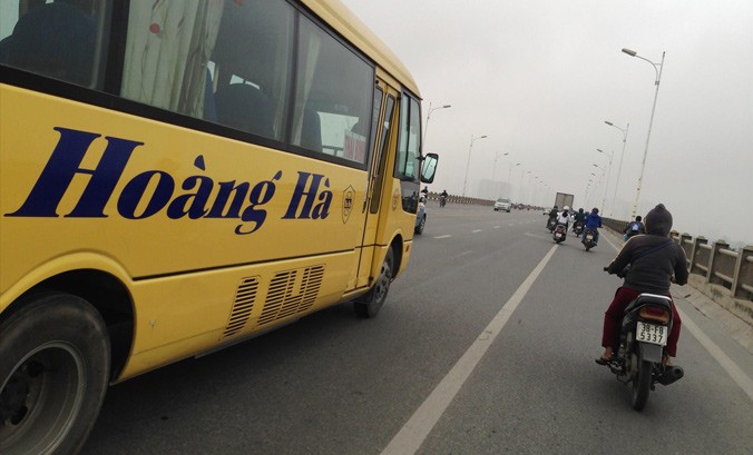 Xe khách Hoàng Hà từng đạt giải Vô lăng vàng vẫn chạy lậu vào các tuyến trung tâm Hà Nội để vợt khách nhưng không được xử lý qua thiết bị giám sát hành trình. Ảnh: Sỹ Lực.