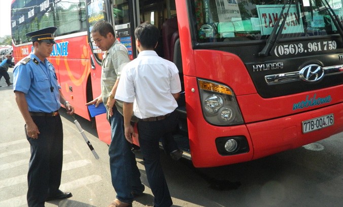 Thanh tra Sở Giao thông Vận tải TPHCM kiểm tra việc gắn hộp đen trên các xe khách tại bến xe Miền Đông. Ảnh: Huy Thịnh.