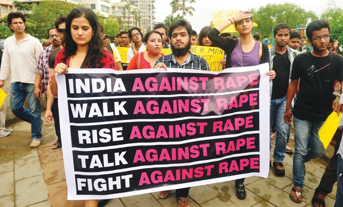 Người dân biểu tình chống dâm tặc với khẩu hiệu “Ấn Độ chống lại nạn hiếp dâm”. 
