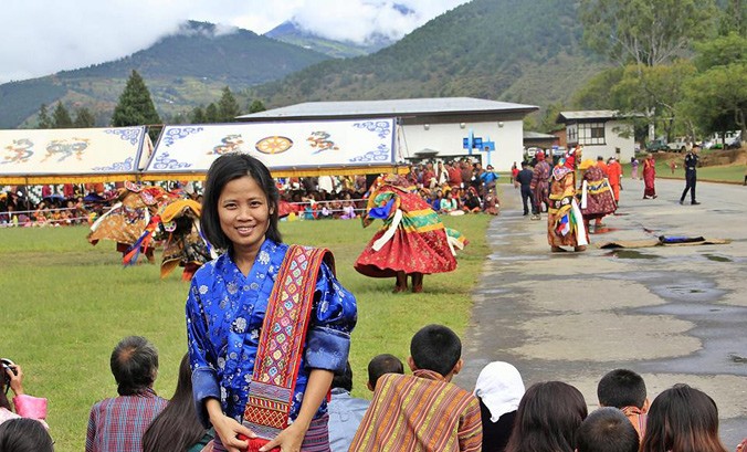 Phương Thu Thủy trong trang phục truyền thống trong một lễ hội tôn giáo ở Bhutan.