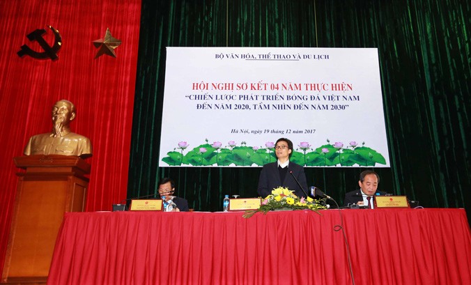 Phó Thủ tướng Vũ Đức Đam đặt ra nhiều câu hỏi tại Hội nghị sơ kết thực hiện chiến lược phát triển bóng đá Việt Nam đến năm 2020, tầm nhìn 2030, nhưng chưa nhận được những câu trả lời cụ thể. Ảnh: VSI.