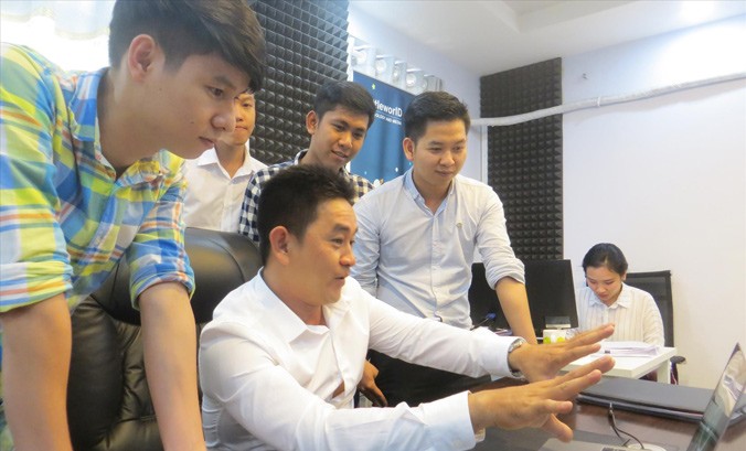 CEO 8X Vũ Thạnh Trang (ngồi) và các cộng sự đang nuôi “tham vọng” đưa Around xuất ngoại. 