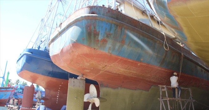 Tàu vỏ thép, hư hỏng gỉ sét do Công ty TNHH MTV Nam Triệu đóng lên đà khắc phục tại cảng Tam Quan trước đó.