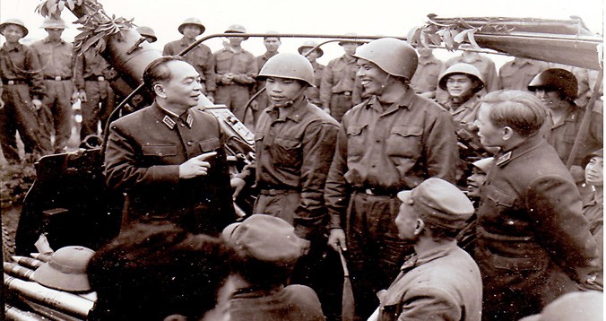Đại tướng Võ Nguyên Giáp thăm và động viên bộ đội PK-KQ trong chiến dịch 12 ngày đêm cuối tháng Chạp năm 1972. (ảnh tư liệu).