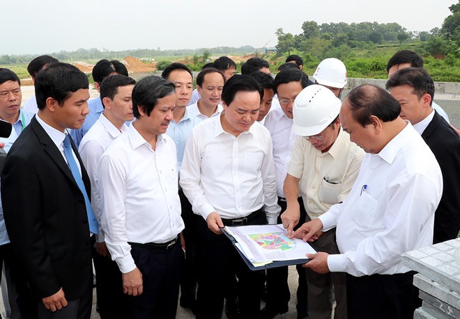 Thủ tướng và đoàn công tác thị sát địa điểm dự án đầu tư xây dựng ĐHQGHN tại Hòa Lạc. 