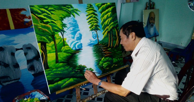 Những nỗ lực của họa sĩ thương binh một tay Nguyễn Đình Lực đã cho ra đời những bức tranh sơn dầu sống động, tinh tế, không thua kém những họa sĩ chuyên nghiệp. Ảnh: Cảnh Kỳ. 