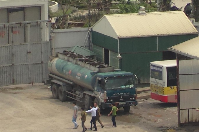 Hoạt động kinh doanh xăng dầu lén lút của một doanh nghiệp vận tải ở phường Yên Hòa (Cầu Giấy, Hà Nội) từng bị Tiền Phong phản ánh.