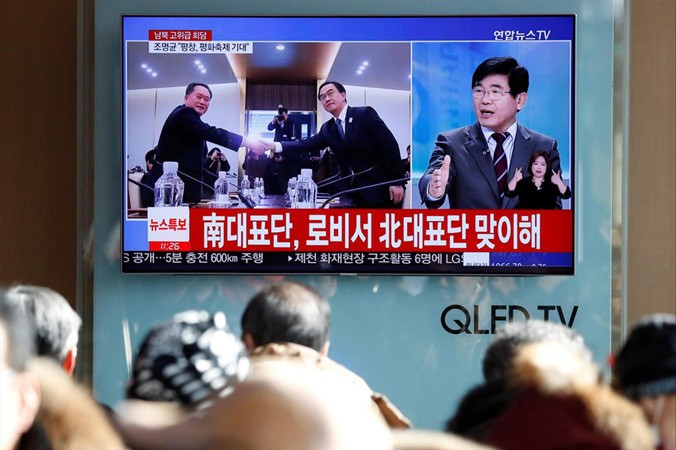 Người dân Seoul theo dõi qua TV bản tin cuộc gặp cấp cao giữa Triều Tiên và Hàn Quốc ngày 9/1. Ảnh: Today Online.