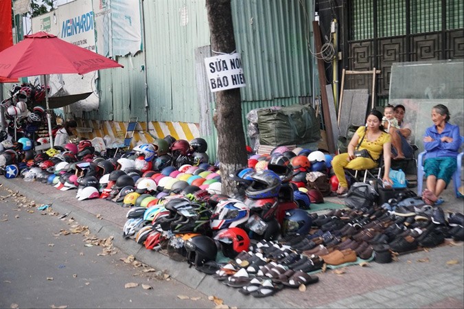 Người dân bày bán hàng rong trên vỉa hè đường Nguyễn Thái Bình (quận 1). Ảnh: Ngô Bình.