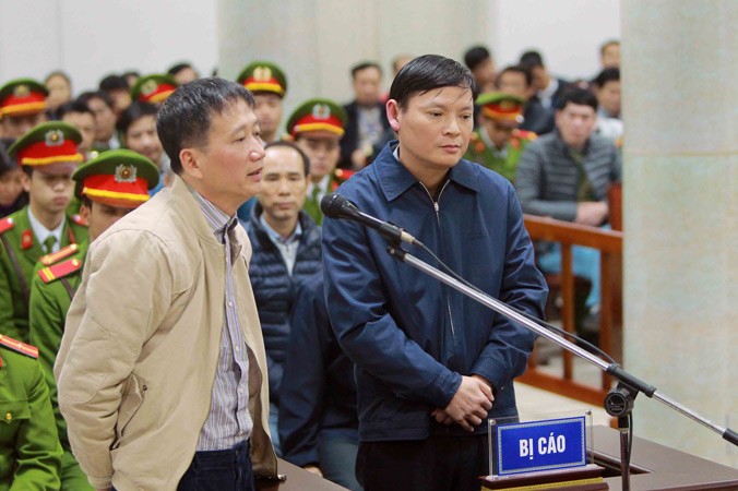 Bị cáo Trịnh Xuân Thanh (trái) và bị cáo Nguyễn Anh Minh (phải) trả lời câu hỏi của luật sư. Ảnh: TTXVN.