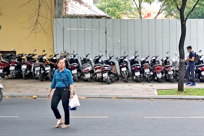 Bãi xe trên đường Nguyễn Du chiều 11/1 vẫn còn hoạt động. Ảnh: Văn Minh.