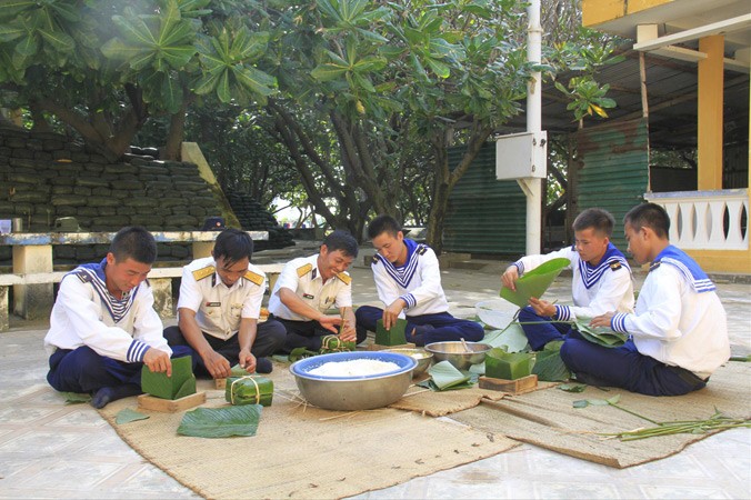 Cán bộ, chiến sĩ đảo Phan Vinh gói bánh chưng đón Tết​. Ảnh: Trường Phong.