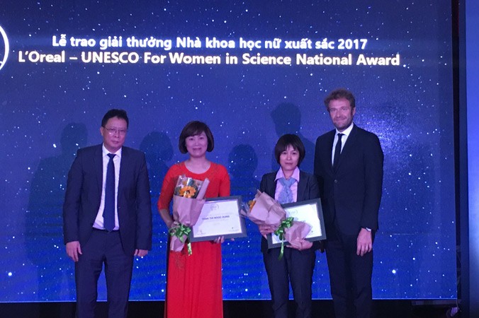 Các nhà khoa học nữ tại lễ trao giải.