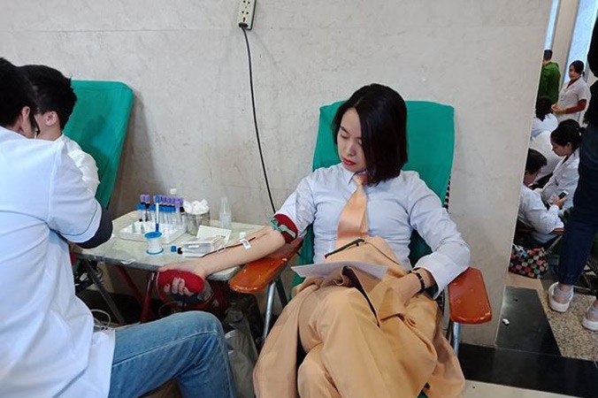 Nữ chiến sỹ CSGT, Công an TP Hà Nội tham gia hiến máu cứu người.