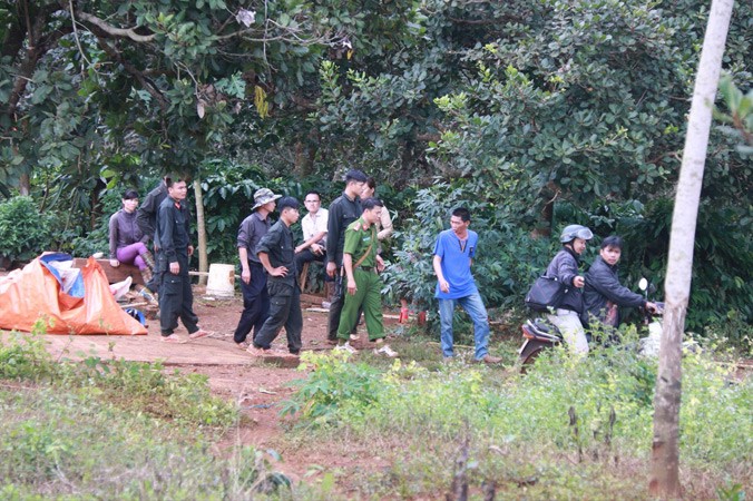 Công an khám nghiệm hiện trường vụ xả súng tại dự án Cty Long Sơn.