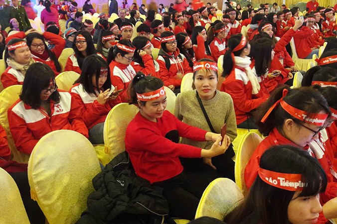 Chủ nhật đỏ do báo Tiền Phong phát động thu hút hàng nghìn bạn trẻ tại Vinh tham gia. Ảnh: Quang Long.