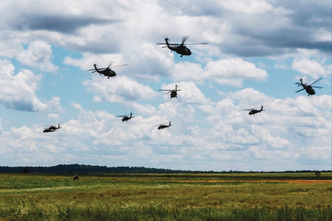 Lính nhảy dù thuộc Sư đoàn 82 của Lục quân Mỹ trong đợt tập trận vào tháng 5/2016. Ảnh: Getty Images.