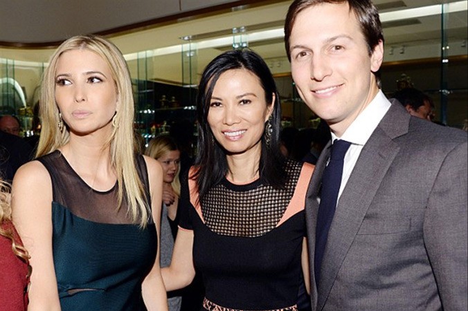 Bà Wendi Deng (giữa) chụp ảnh chung với vợ chồng Kushner - Ivanka Trump trong một sự kiện tại New York năm 2014. Ảnh: Rex.