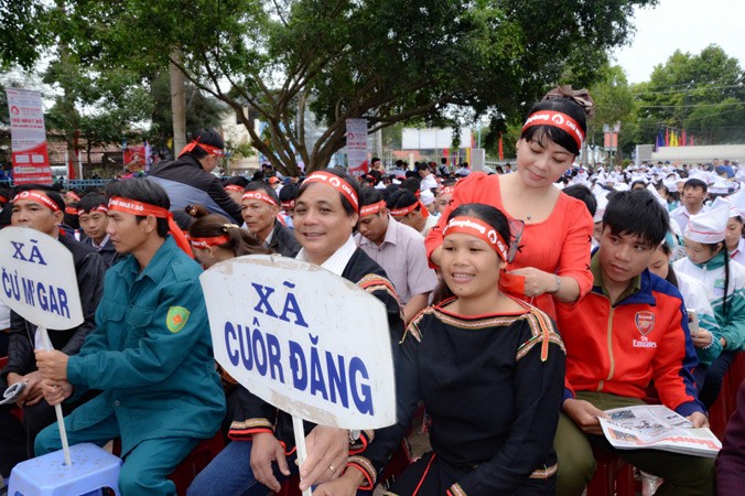 Đồng bào các dân tộc huyện Cư Mgar tham gia Chủ Nhật đỏ.