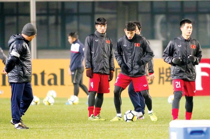 HLV Park Hang Seo (trái) theo dõi các cầu thủ trong buổi tập ngày 15/1 tại Thường Thục, chuẩn bị cho trận đấu quyết định với U23 Syria. Ảnh: Hữu Phạm.