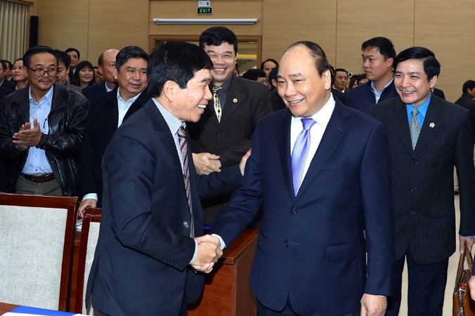 Thủ tướng Nguyễn Xuân Phúc trao đổi với các đại biểu tại hội nghị tổng kết ngành xây dựng chiều 16/1. Ảnh: TTXVN.