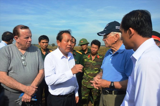 Các cựu binh Mỹ gặp Phó Thủ tướng Trương Hoà Bình sau khi hỗ trợ thông tin tìm kiếm, quy tập mộ liệt sỹ trong sân bay Biên Hoà. Ảnh: Nguyễn Lợi.