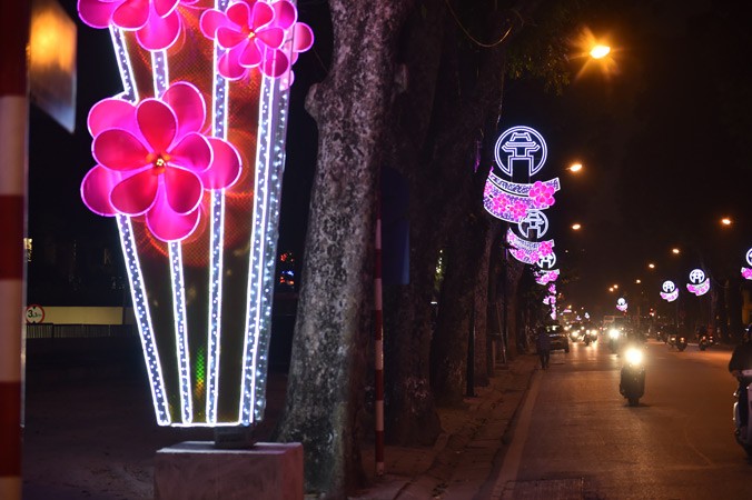 Ánh đèn trang trí trên đường Điện Biên Phủ, Hà Nội. Ảnh: Như Ý.