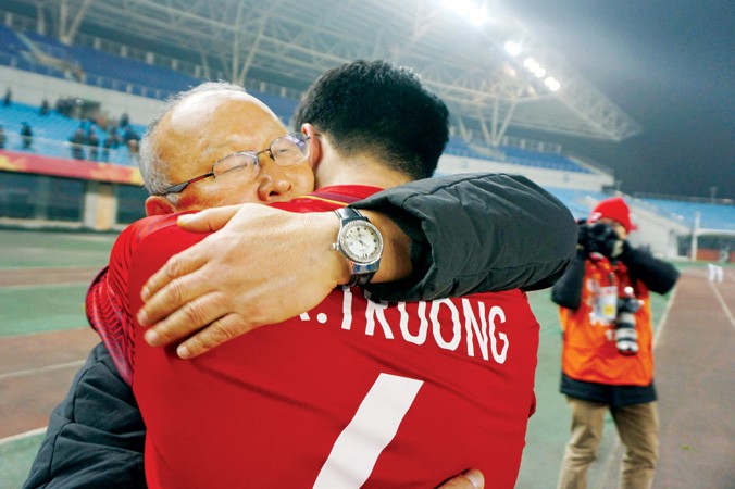 HLV Park Hang Seo ôm cầu thủ Lương Xuân Trường sau chiến thắng.