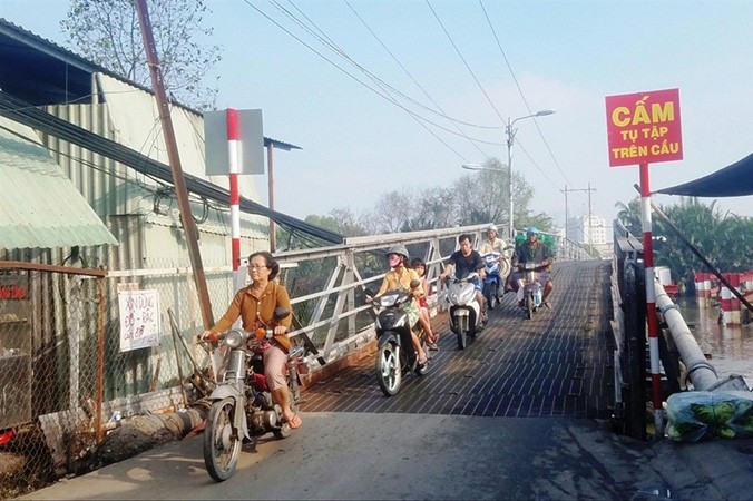 Nhiều cây cầu sắt xuống cấp nghiêm trọng, đe dọa an toàn của người dân khi lưu thông.