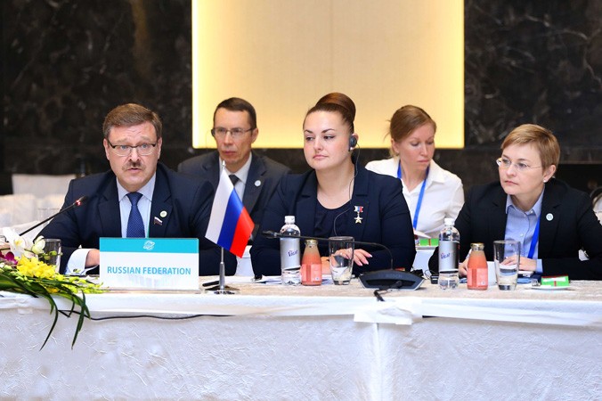 Nghị sỹ Yelena Olegovna Serova (giữa) trong một phiên họp tại Hội nghị thường niên lần thứ 26 Diễn đàn Nghị viện châu Á - Thái Bình Dương. Ảnh: TTXVN.