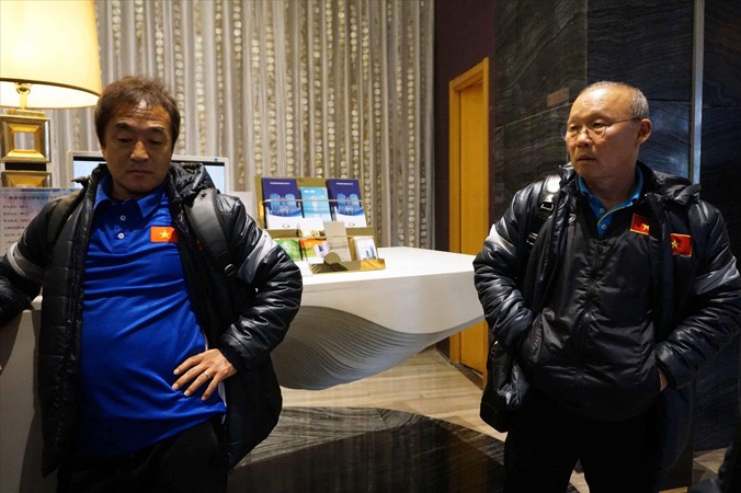HLV Park Hang Seo chờ nhận phòng tại khách sạn Olympic Mingdu ở Thường Châu, Trung Quốc. Ảnh: Hữu Phạm.