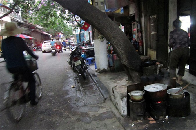 Hàng chục nghìn bếp than, trong đó phần lớn bếp được đặt trên vỉa hè đang trực tiếp đe dọa sức khỏe của người dân và môi trường khu vực nội đô Hà Nội.