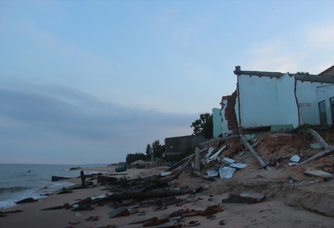 Một khu nhà bị sập ở bãi biển thôn Tiến Đức.
