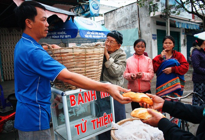 Có nhiều thùng bánh mì miễn phí ở trên đường phố của Kon Tum.