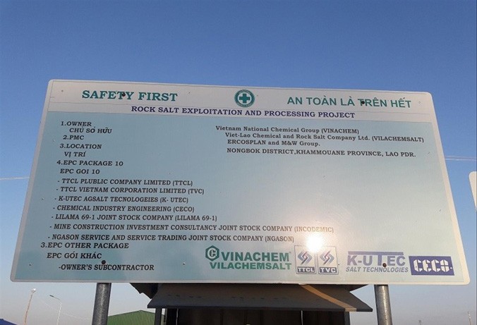 Bảng thông báo về dự án khai thác và chế biến muối mỏ tại Lào của Vinachem.