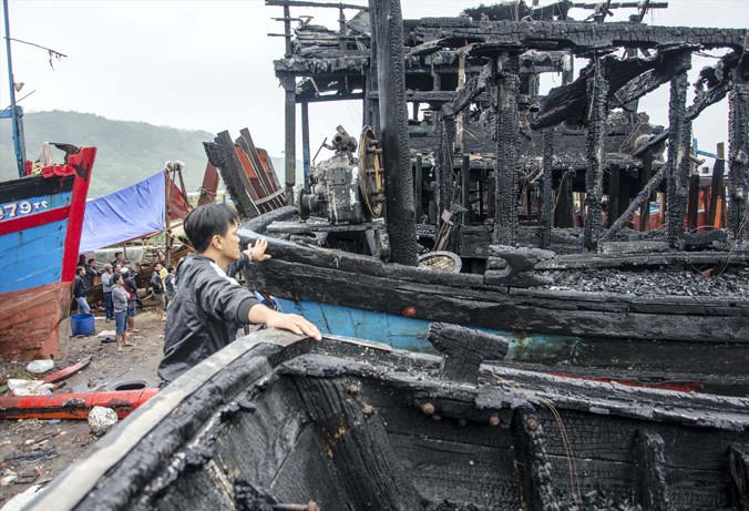 Tàu cá QNg 48846 TS của ngư dân Lê Hồng Hải (xã Phổ Quang, Đức Phổ, Quảng Ngãi) đang sửa chữa tại bãi đã bị bùng cháy lúc nửa đêm 30/12/2017. Ảnh: Hà Anh.