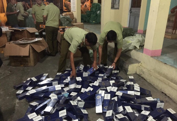 Lực lượng 389 Quảng Nam bắt giữ vụ vận chuyển trái phép gần 2.000 bao thuốc lá lậu đầu tháng 12/2017.
