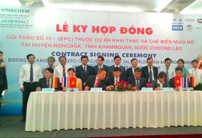 Tập đoàn Hóa chất Việt Nam (Vinachem) và Công ty TNHH Hóa chất và Muối mỏ Việt Lào (Vilachemsalt) cùng các thành viên ký kết hợp đồng gói thầu số 10 - EPC thuộc Dự án khai thác và chế biến muối mỏ tại huyện Nongbok, tỉnh Khammonane, Lào ngày 12/8/2015.