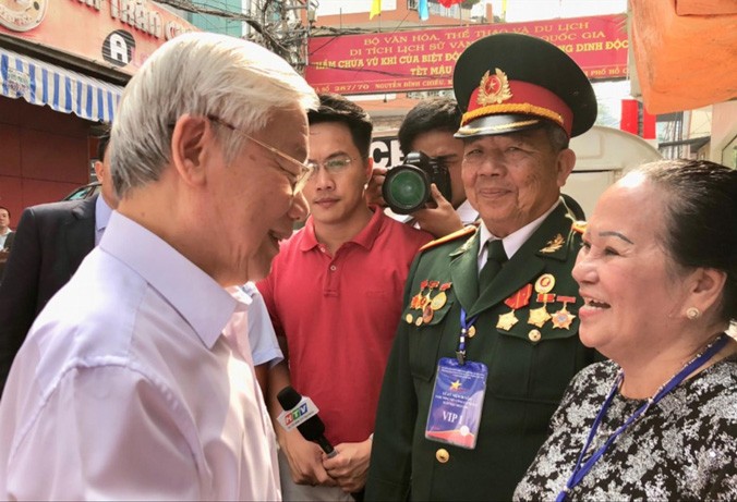 Tổng Bí thư Nguyễn Phú Trọng thăm hỏi các cựu binh Đội 5 và gia đình ông Năm Lai. Ảnh: Đ.D