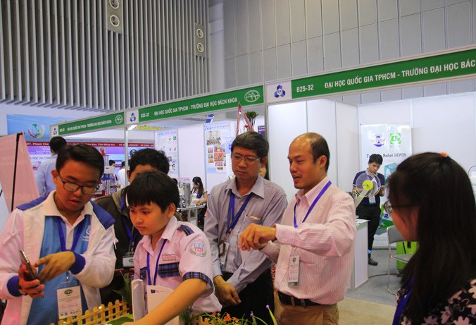 Huỳnh Văn Đặng (ngoài cùng, bên trái) tự tin giới thiệu về các công trình nghiên cứu khoa học của mình.