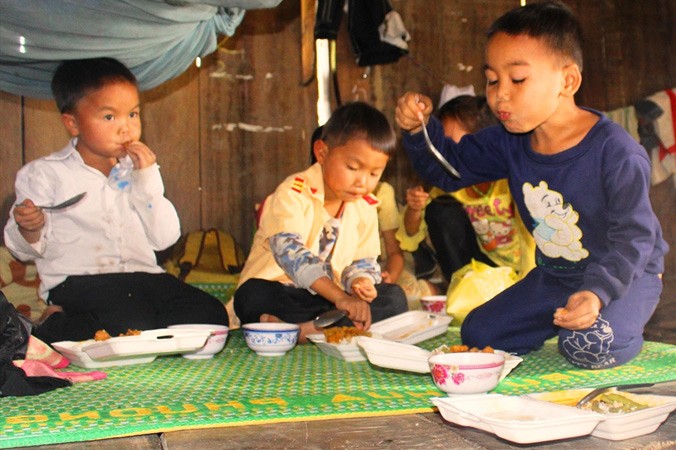  Các em nhỏ tại khu tái định cư thôn Giang Đông ấm lòng từ những bữa cơm thiện nguyện.