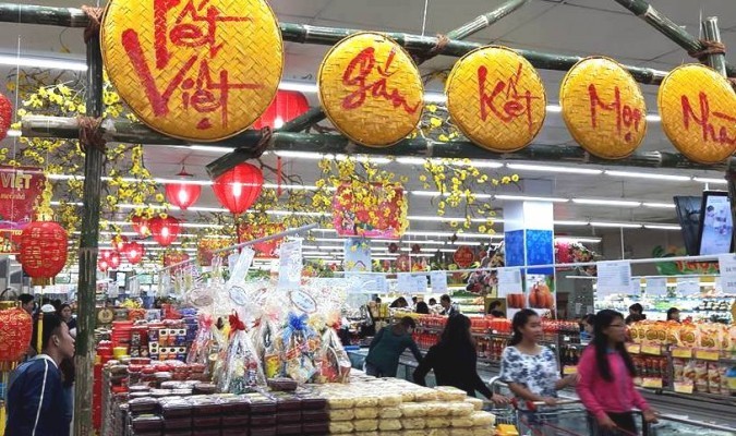 Hàng Tết được bày bán ngập siêu thị ở Hà Nội.