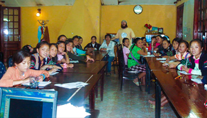 Tình nguyện viên nước ngoài dạy tiếng Anh tại Sapa O’Châu. Ảnh: CTV