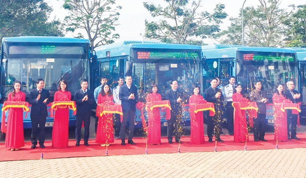 Thành uỷ viên, Chủ tịch HÐTV Transerco Nguyễn Phi Thường (thứ 4 từ trái qua) cùng lãnh đạo thành phố, Sở GTVT Hà Nội… cắt băng khai trương 2/17 tuyến buýt kết nối và chạy ngoại thành trong năm 2017. Ảnh: Anh Trọng.