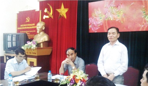ÐBQH Lê Thanh Vân (bìa phải) trong lần tiếp xúc cử tri.