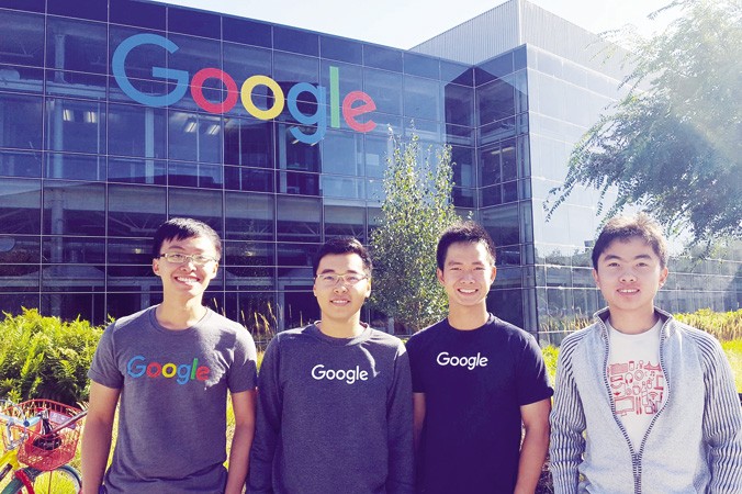 Lê Yên Thanh (thứ 2 từ trái qua) trải nghiệm môi trường làm việc tại tập đoàn Google, Mỹ.