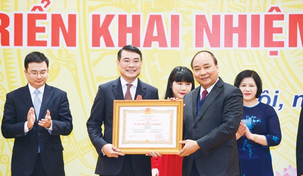 Ngày 9/1/2018 thay mặt Ðảng, Nhà nước Thủ tướng Nguyễn Xuân Phúc đã trao tặng Thống đốc Lê Minh Hưng Huân chương Lao động hạng Nhì vì những thành tích đóng góp trong điều hành lĩnh vực ngân hàng.